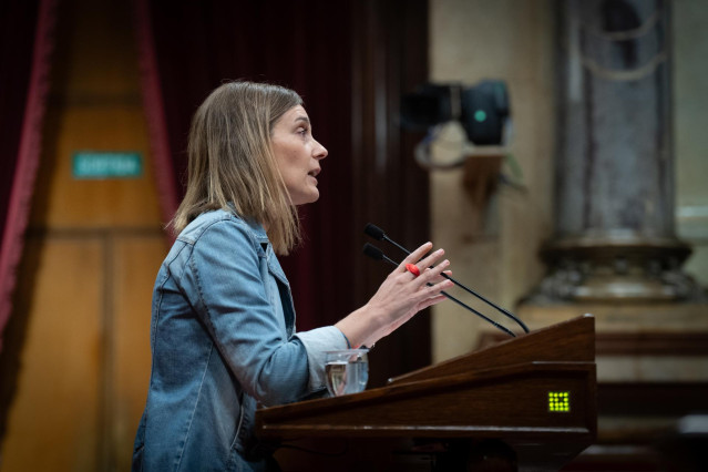 La presidenta de los comuns en el Parlament, Jéssica Albiach, interviene durante una sesión plenaria en el Parlament, a 25 de octubre de 2023, en Barcelona, Catalunya (España).