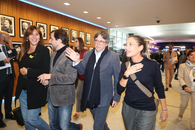 (I-D) La presidenta de Junts, Laura Borràs; el exconseller y eurodiputado de Junts Toni Comín; el expresidente de la Generalitat, Carles Puigdemont, y la diputada de Junts, Miriam Nogueras, a su llegada a un pleno del Parlamento Europeo.