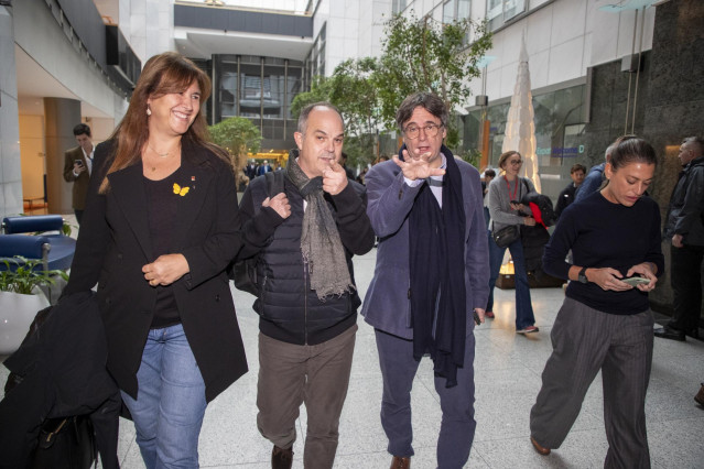 (I-D) La presidenta de Junts, Laura Borràs; el secretario general de Junts per Catalunya, Jordi Turull; el expresidente de la Generalitat, Carles Puigdemont, y la diputada de Junts, Miriam Nogueras, a su llegada al Parlamento Europeo, a 8 de noviembre de