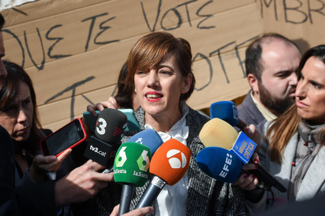 La portavoz de Sumar en el Congreso, Marta Lois, atiende a medios de comunicación, a las puertas del Congreso de los Diputados, a 9 de noviembre de 2023, en Madrid (España). Durante la rueda de prensa, la portavoz de Sumar ha comentado el acuerdo alcanzad