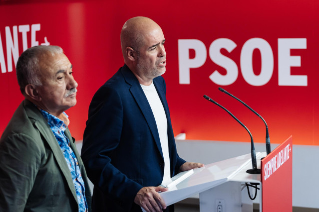 Archivo - El secretario general de la UGT, Pepe Álvarez (i), y el secretario general de CCOO, Unai Sordo (d), comparecen en una rueda de prensa tras reunirse con Pedro Sánchez, en la sede del PSOE, a 9 de octubre de 2023, en Madrid (España).