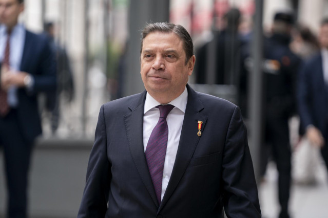 El ministro de Agricultura, Pesca y Alimentación en funciones, Luis Planas, a su llegada al acto de jura de la Constitución ante las Cortes Generales, en el Congreso de los Diputados, a 31 de octubre de 2023, en Madrid (España).