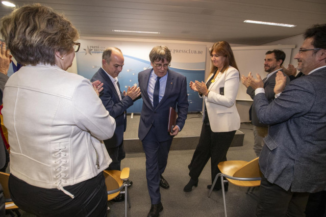 El secretario general de Junts per Catalunya, Jordi Turull (2i); el expresidente de la Generalitat y eurodiputado de Junts, Carles Puigdemont (c) y la presidenta de Junts, Laura Borràs (3d) tras una rueda de prensa para explicar los detalles del acuerdo d
