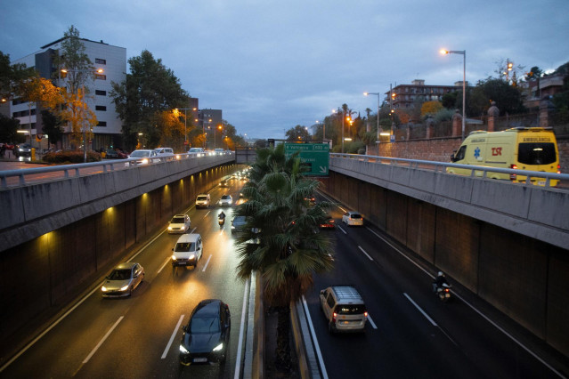 Varios vehículos circulan en la Ronda de Dalt, a 30 de octubre de 2023, en Barcelona, Catalunya (España).
