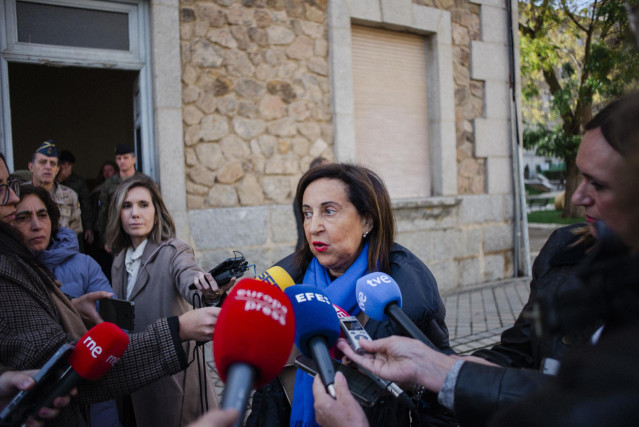 La ministra de Defensa en funciones, Margarita Robles, atiende a medios tras su visita a la Academia de Infantería del Ejército de Tierra, a 9 de noviembre de 2023, en Toledo, Castilla-La Mancha (España). Robles se ha reunido hoy con una representación de