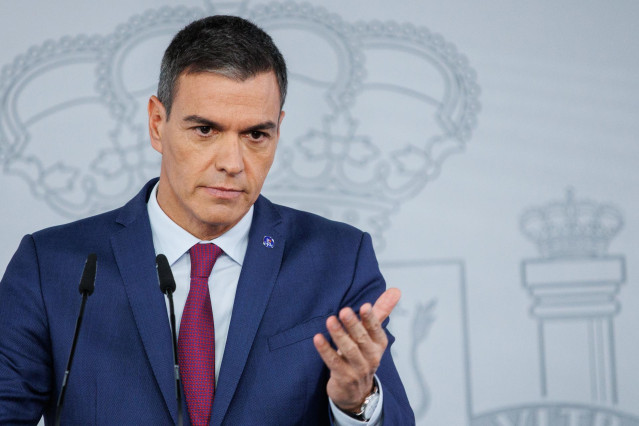 Archivo - El presidente del Gobierno en funciones, Pedro Sánchez, ofrece una rueda de prensa tras reunirse con el Rey Felipe VI, en el Complejo de la Moncloa, a 3 de octubre de 2023, en Madrid (España).