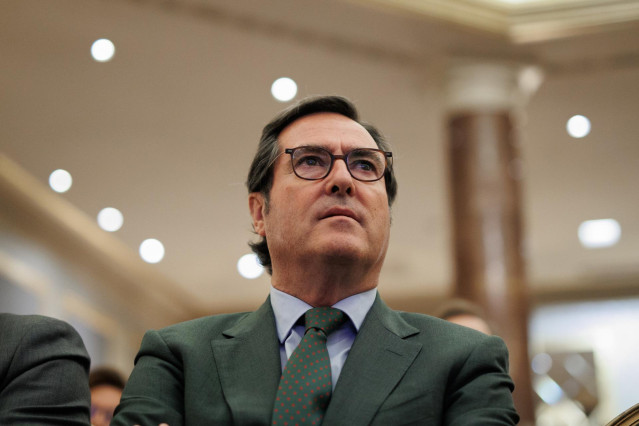 Archivo - El presidente de la CEOE, Antonio Garamendi, durante la asamblea anual de ANGED, en el Hotel Wellington, a 26 de septiembre de 2023, en Madrid (España).