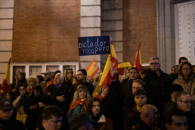 Decenas de manifestantes con banderas de España, durante la concentración en contra de la amnistía, en la sede del PSOE en la calle Ferraz, a 8 de noviembre de 2023, en Madrid (España). Ya son varias las jornadas en las que los manifestantes se han organi
