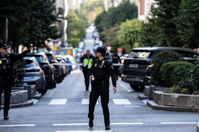 Agentes de Policía Nacional y Municipal en la zona donde se ha disparado al exlíder del Partido Popular de Cataluña y cofundador de Vox, Alejo Vidal-Quadras, a 9 de noviembre de 2023, en Madrid (España). El exlíder del Partido Popular de Cataluña y cofund
