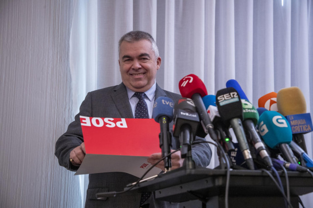 El secretario de Organización del PSOE, Santos Cerdán, comparece en una rueda de prensa para explicar los detalles del acuerdo de investidura con el PSOE, en el Parlamento Europeo, a 9 de noviembre de 2023, en Bruselas (Bélgica). PSOE y Junts han cerrado