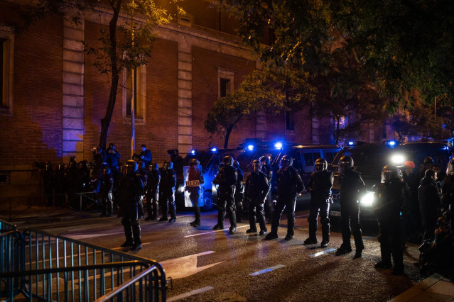 Cordón policial durante una protesta en la calle Ferraz, a 9 de noviembre de 2023, en Madrid (España). Centenares de personas se han vuelto a concentrar en Ferraz en la séptima jornada de protestas tras el pacto entre el PSOE y Junts que ha tenido lugar h