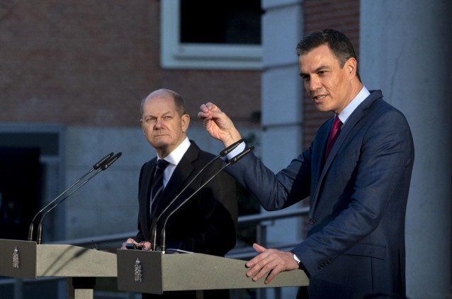 Archivo - El nuevo canciller alemán, Olaf Scholz (i) y el presidente del Gobierno, Pedro Sánchez (d), comparecen después de su reunión y de un almuerzo de trabajo, en el Palacio de la Moncloa, a 17 de enero de 2022, en Madrid, (España). Se trata del prime