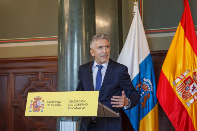 Archivo - El ministro del Interior, Fernando Grande-Marlaska; interviene durante una rueda de prensa posterior a la visita programada al Centro de Coordinación Regional de la Guardia Civil de Canarias, en Las Palmas de Gran Canaria, Canarias (España), a 6