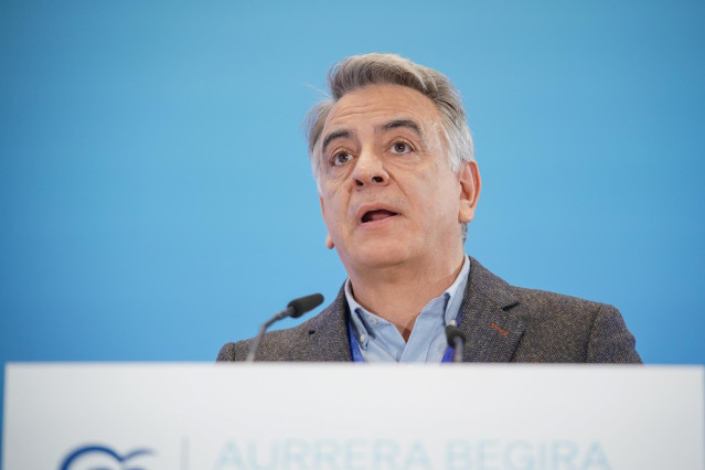 El nuevo presidente del PP vasco, Javier de Andrés, interviene durante un Congreso territorial extraordinario del PP vasco para elegir a su nuevo presidente, en el Palacio Europa, a 4 de noviembre de 2023, en Vitoria-Gasteiz, Álava, País Vasco (España).