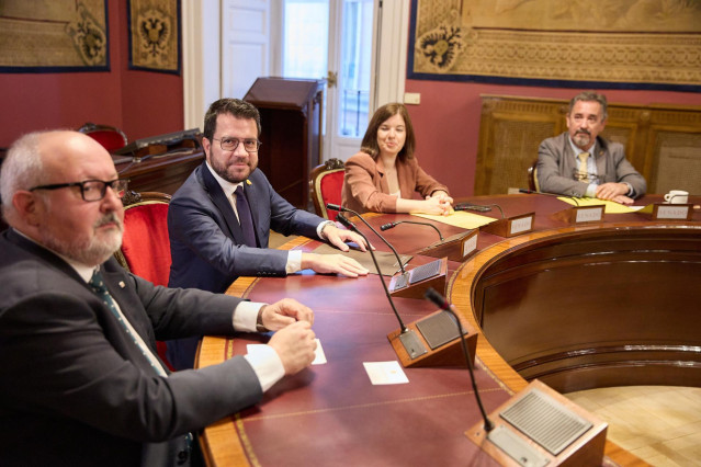 (I-D) El delegado de la Generalitat de Catalunya en Madrid, Joan Capdevila; el presidente de la Generalitat de Cataluña, Pere Aragonès y la portavoz de ERC en la Cámara Alta, Sara Bailac, durante la Comisión General de las Comunidades Autónomas, en el Sen