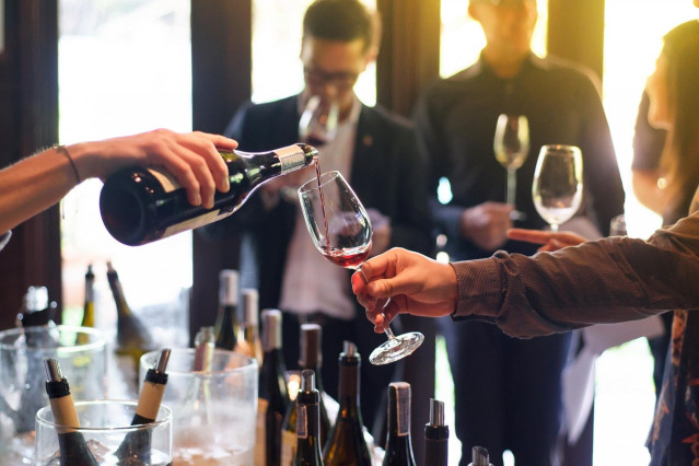 Archivo - Botellas y copas de vino en una cata