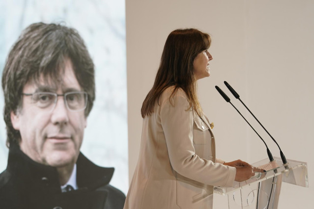 Archivo - La entonces portavoz de Junts en el Congreso y candidata a la Generalitat, Laura Borràs, interviene en el acto de inicio de la campaña electoral de JxCat en Sant Just Desvern con la imagen del expresidente de la Generalitat, Carles Puigdemont