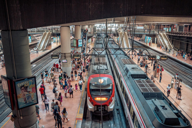 Archivo - Varias personas en el andén de un tren de cercanías en la estación Almudena Grandes-Atocha Cercanías