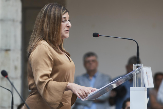 Archivo - La nueva presidenta de Cantabria, María José Sáenz de Buruaga  interviene durante su toma de posesión, en el patio del Parlamento regional, a 5 de julio de 2023, en Santander, Cantabria (España). El acto de toma de posesión se celebra después de