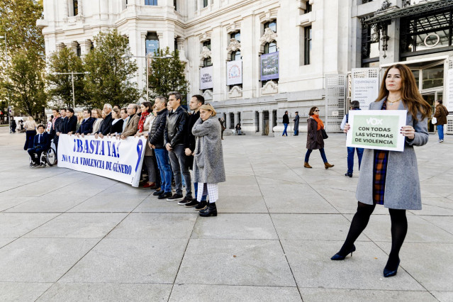 La concejala de Vox Carla Toscano, apartada de la pancarta y con su propio cartel de VOX, frente al Palacio de Cibeles, en el minuto de silencio por el útimo asesinato machista