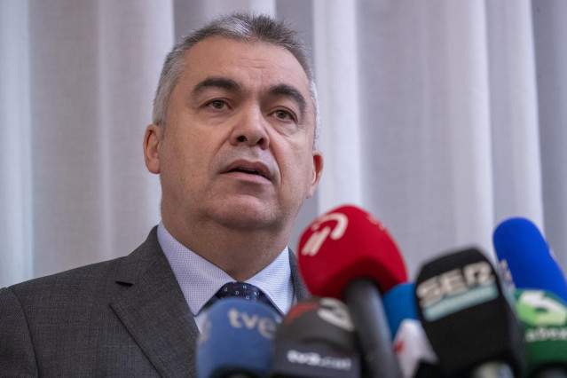 El secretario de Organización del PSOE, Santos Cerdán, comparece en una rueda de prensa para explicar los detalles del acuerdo de investidura con el PSOE, en el Parlamento Europeo, a 9 de noviembre de 2023, en Bruselas (Bélgica).