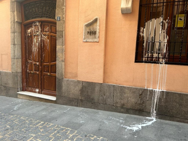 Estado en el que ha amanecido la sede provincial del PSOE