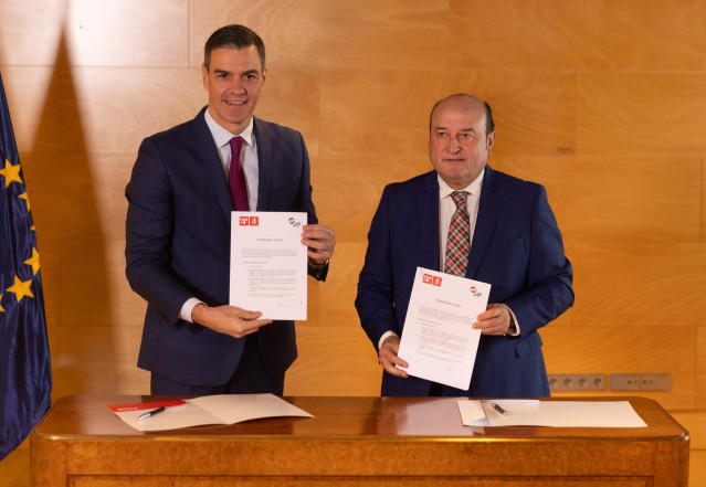 El presidente del Gobierno en funciones y candidato a la reelección, Pedro Sánchez , y el presidente del PNV, Andoni Ortuzar