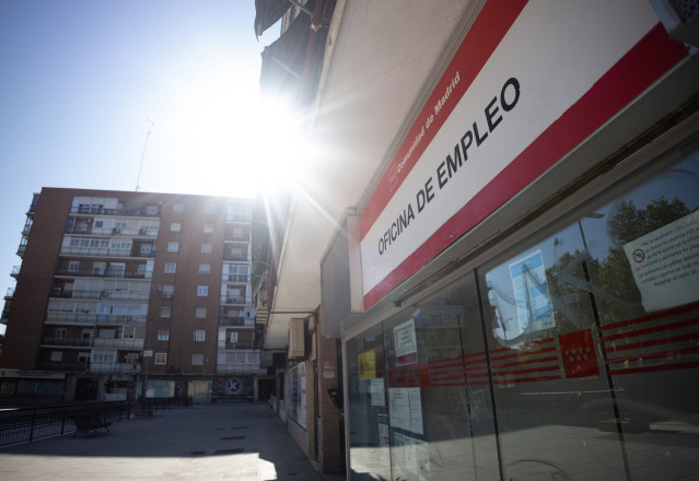Archivo - Fachada de una oficina de empleo, a 10 de octubre de 2023, en Madrid (España).