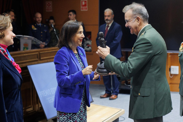 La ministra de Defensa, Margarita Robles, entrega el premio al General de Brigada Interventor Francisco José Pareja Centeno  durante el acto de entrega del Premio Extraordinario de Defensa 'General Gutiérrez Mellado', en la Academia Central de la Defensa.