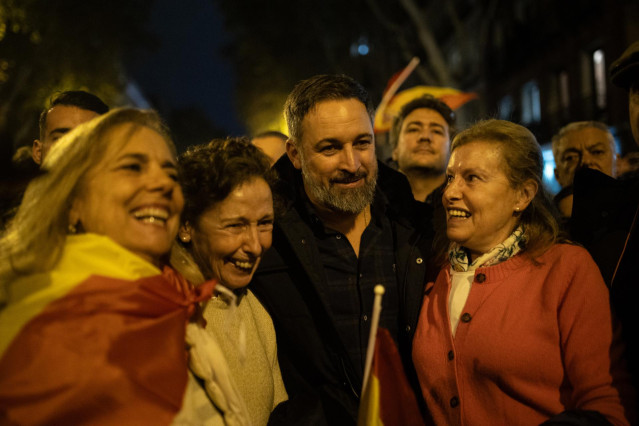 El líder de VOX, Santiago Abascal, se echa una foto con tres mujeres durante una protesta en la calle Ferraz, a 9 de noviembre de 2023, en Madrid (España).