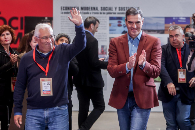 Archivo - El primer ministro de Portugal, Antonio Costa (i), y el presidente del Gobierno y presidente de la Internacional Socialista, Pedro Sánchez (d), a su llegada al ágora de debate 'Política energética europea.