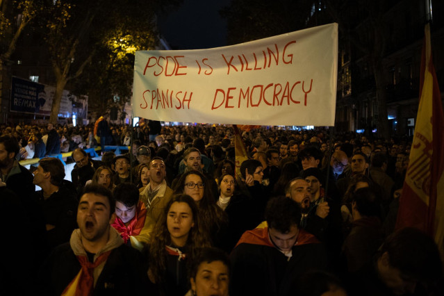 Una pancarta en la que se lee: 'PSOE is killing Spanish Democracy' durante una protesta en la calle Ferraz, a 9 de noviembre de 2023, en Madrid (España).
