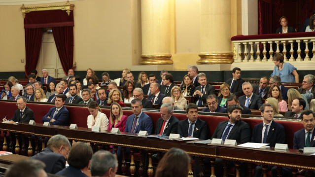 (I-D) El presidente de Ceuta, Juan Jesús Vivas; el presidente de la Junta de Castilla y León, Alfonso Fernández Mañueco; la presidenta de Baleares, Marga Prohens; la presidenta de la Junta de Extremadura, María Guardiola; el vicepresidente de Canarias, Ma