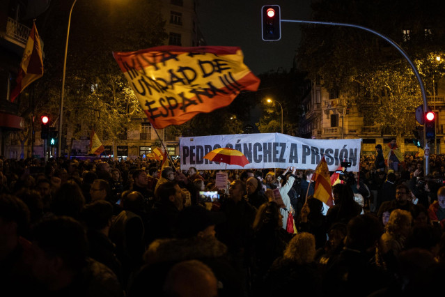 Decenas de manifestantes con banderas de España, durante la concentración en contra de la amnistía, en la sede del PSOE en la calle Ferraz, a 8 de noviembre de 2023, en Madrid (España).
