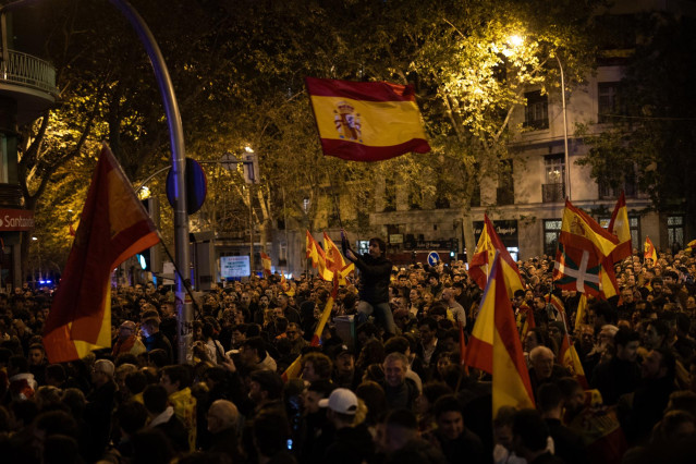 Centenares de personas muestran banderas de España, durante una protesta contra la amnistía, frente a la sede del PSOE, a 11 de noviembre de 2023, en Madrid (España).