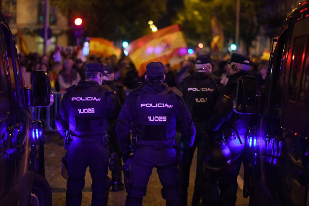 Decenas de policías vigilan a los manifestantes, durante una protesta contra la amnistía, frente a la sede del PSOE, a 11 de noviembre de 2023, en Madrid (España).