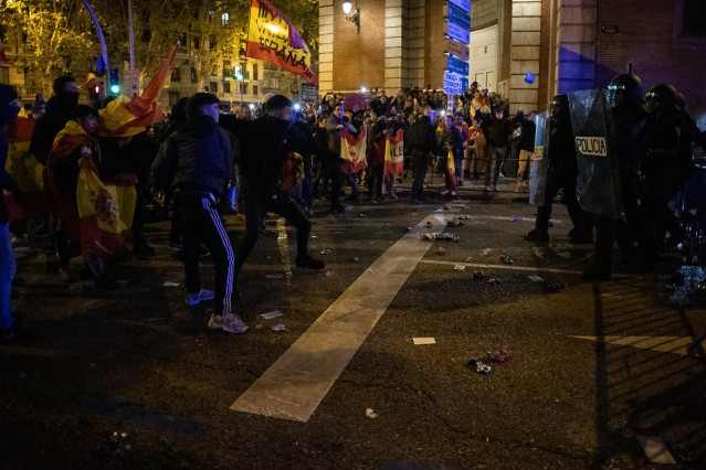 Varios manifestantes se enfrentan a la Policía, durante una protesta contra la amnistía, frente a la sede del PSOE, a 11 de noviembre de 2023, en Madrid (España).