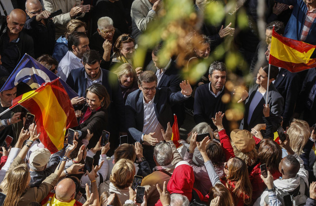(I-D) La secretaria general del Partido Popular, Cuca Gamarra, el presidente del Partido Popular, Alberto Núñez Feijóo, y el presidente del PPCV y presidente de la Generalitat Valenciana, Carlos Mazón, durante un acto del PP contra la amnistía, en la plaz