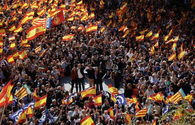 (I-D) La alcaldesa de Valencia, María José Catalá, el presidente del Partido Popular, Alberto Núñez Feijóo, el presidente del PPCV y presidente de la Generalitat Valenciana, Carlos Mazón, y la secretaria general del Partido Popular, Cuca Gamarra, durante