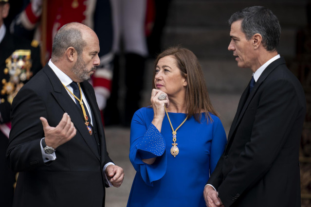 (I-D)El presidente del Senado, Pedro Rollán; la presidenta del Congreso Francina Armengol, y el presidente del Gobierno en funciones, Pedro Sánchez, durante el acto de jura de la Constitución ante las Cortes Generales, en el Congreso de los Diputados, a 3