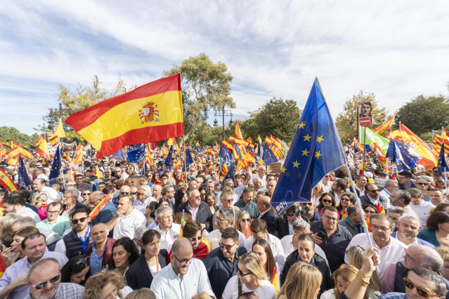 Miles de manifestantes durante una concentración contra la amnistía, a 12 de noviembre de 2023, en València