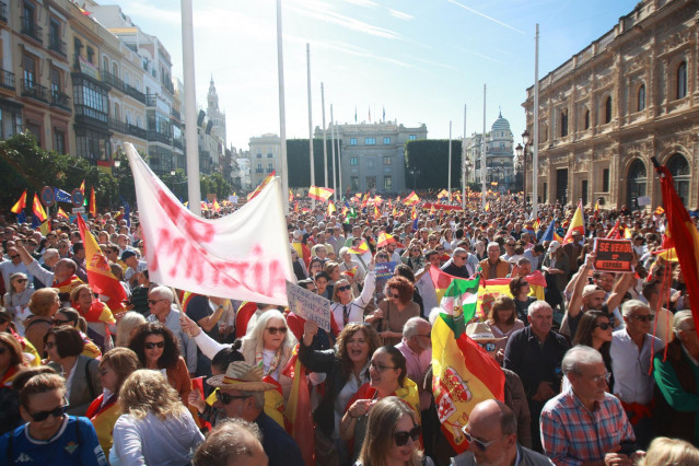 Concentración convocada por el Partido Popular, en contra de la amnistía al 'procés' y en defensa de la igualdad de todos los españoles, en Sevilla.