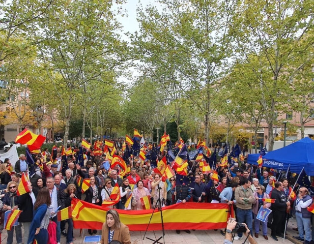 Manifestantes en la concentración convocada por el PP en Badajoz