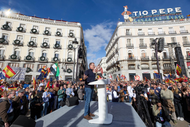 El presidente del PP, Alberto Núñez Feijóo, interviene durante una manifestación contra la amnistía, en la Puerta del Sol, a 12 de noviembre de 2023, en Madrid (España).