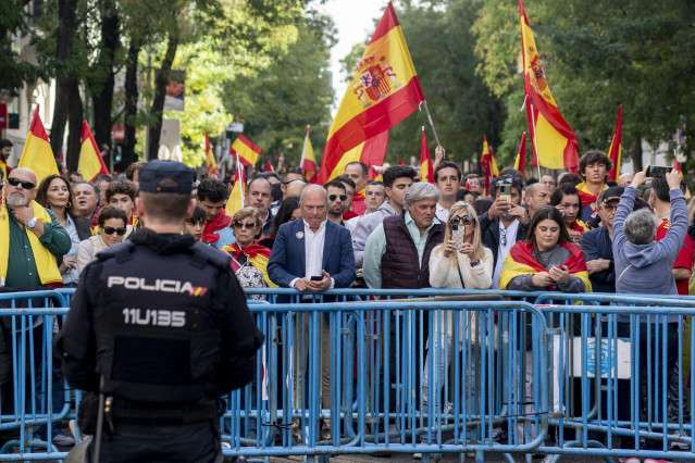Un Agente de la Policía Nacional durante una concentración contra la amnistía, frente a la sede del PSOE, a 12 de noviembre de 2023, en Madrid (España).