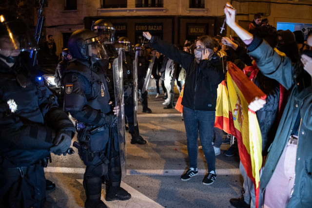 Un grupo de manifestantes se enfrenta a varios agentes de Policía, durante una protesta contra la amnistía, frente a la sede del PSOE, a 11 de noviembre de 2023, en Madrid (España).