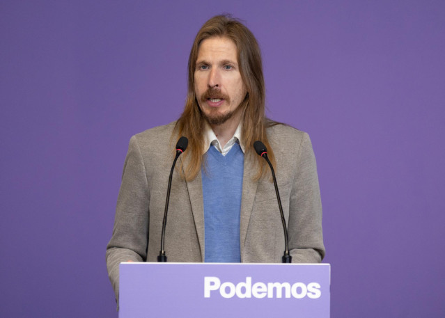 El portavoz de Podemos, Pablo Fernández, ofrece una rueda de prensa, en la sede de Podemos, a 30 de octubre de 2023, en Madrid (España).
