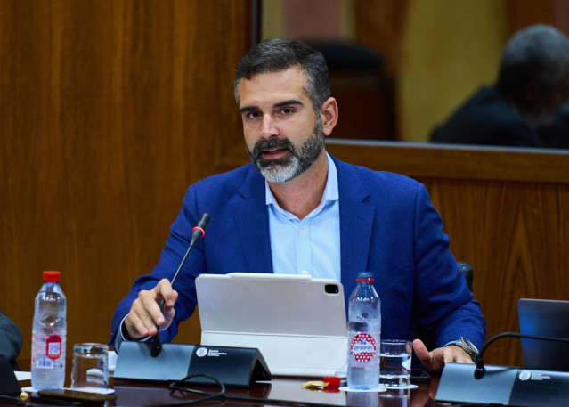 El consejero andaluz de Sostenibilidad, Medio Ambiente y Economía Azul, Ramón Fernández-Pacheco, comparece en comisión parlamentaria. (Foto de archivo).