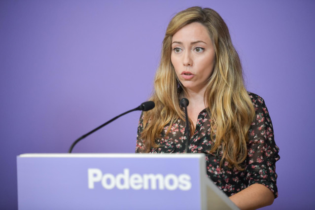 La secretaria de Acción Institucional de Podemos, María Teresa Pérez, ofrece una rueda de prensa, en la sede de Podemos, a 16 de octubre de 2023, en Madrid (España).