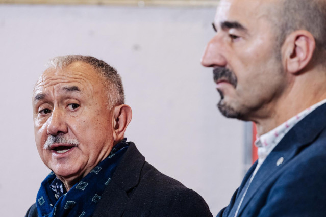El secretario general de UGT, Pepe Álvarez (i) y el visecretario de Política Sindical de UGT, Fernando Luján (d)